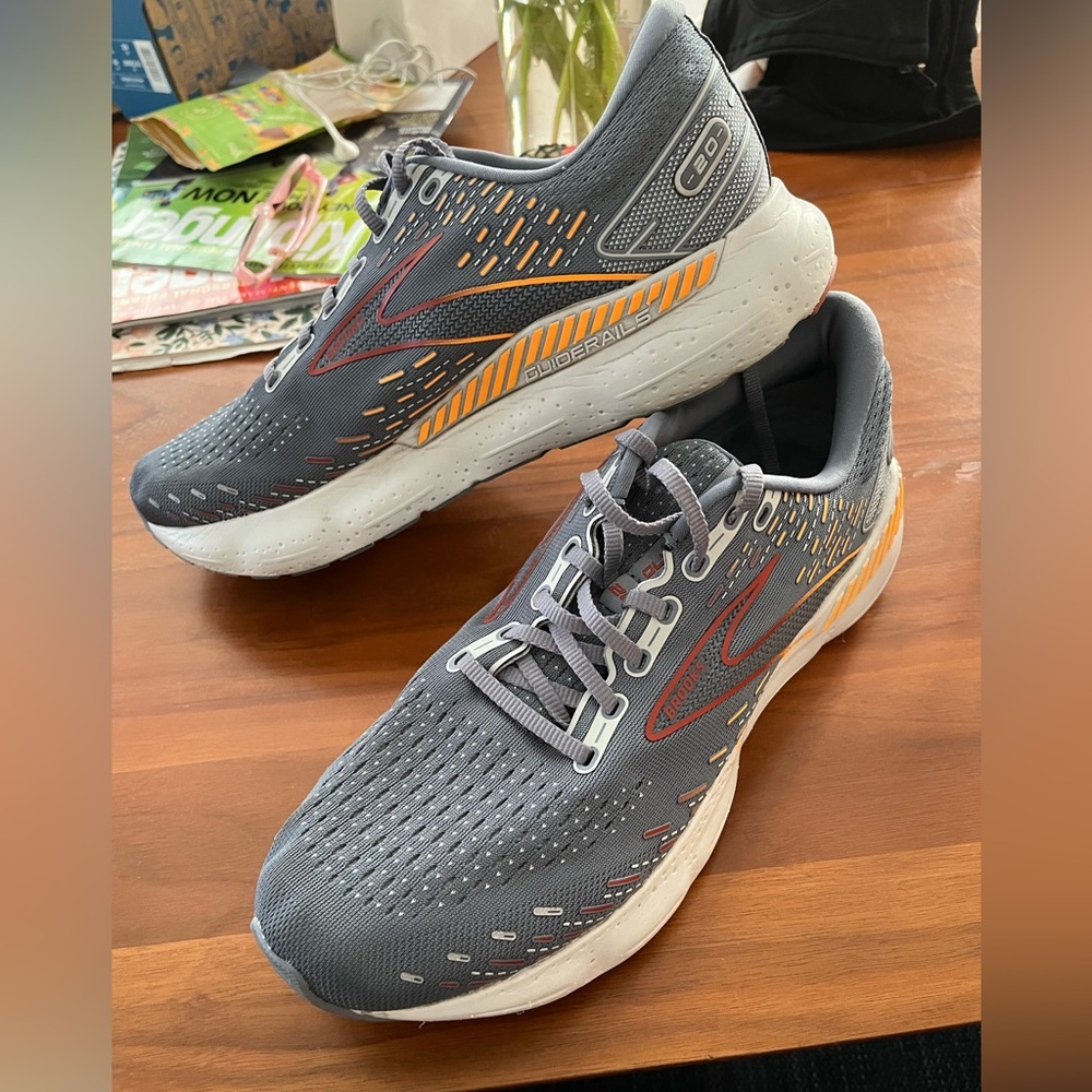 Like new men’s Brooks Glycerin GTS running sneakers.